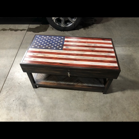 Flag table with locking hideaway - Picture 1 of 8